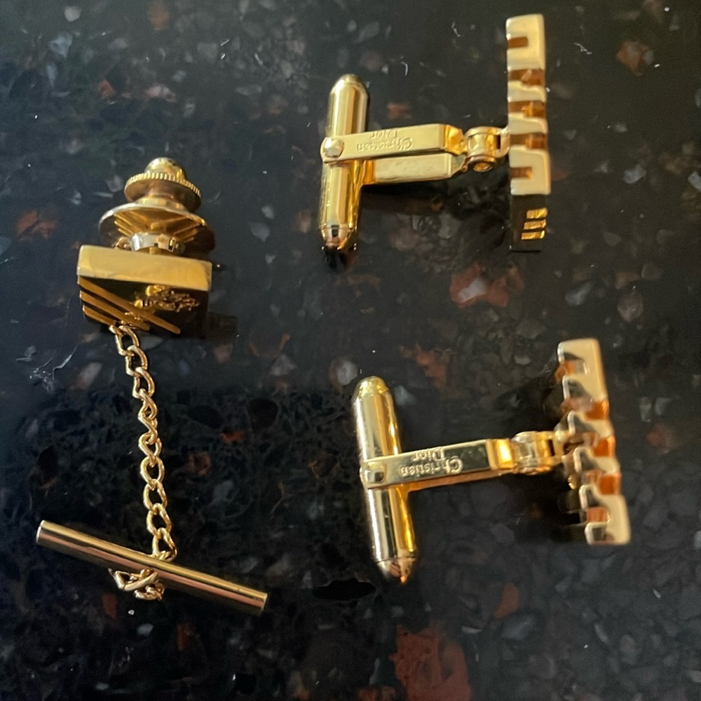 ChristianDIOR Gold Cufflinks Set - Picture 4 of 7